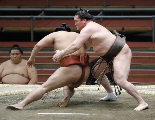 Coronavirus, Sumo, Frühlingsturnier in Osaka vor leeren Rängen Sumo: Spring tournament without fans Grand champion Hakuho (R) defeats Abi on the eighth day of the Spring Grand Sumo Tournament at an empty Edion Arena Osaka on March 15, 2020. The tournament has been held behind closed doors due to the coronavirus outbreak. 