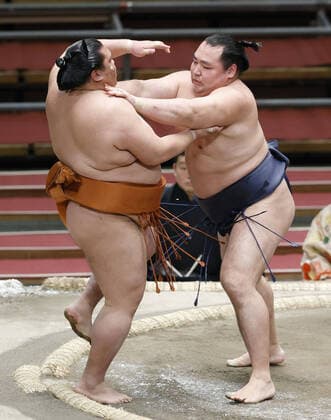 Coronavirus, Sumo, Frühlingsturnier in Osaka vor leeren Rängen Sumo: Spring tournament without fans Grand champion Kakuryu (R) defeats Mitakeumi on the eighth day of the Spring Grand Sumo Tournament at an empty Edion Arena Osaka on March 15, 2020. The tournament has been held behind closed doors due to the coronavirus outbreak. 