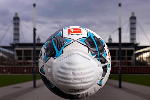 Ein Fußball mit Atemschutzmaske vor dem Rheinenergie Stadion. Köln, 14.03.2020 *** A football with a breathing mask in front of the Rheinenergie Stadium Cologne, 14 03 2020 Foto:xC.xHardtx xFuturexImage