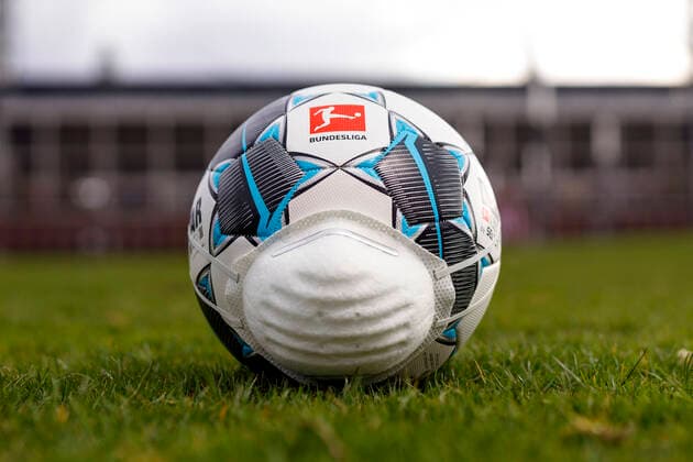 Ein Fußball mit Atemschutzmaske vor dem Rheinenergie Stadion. Köln, 14.03.2020 *** A football with a breathing mask in front of the Rheinenergie Stadium Cologne, 14 03 2020 Foto:xC.xHardtx xFuturexImage