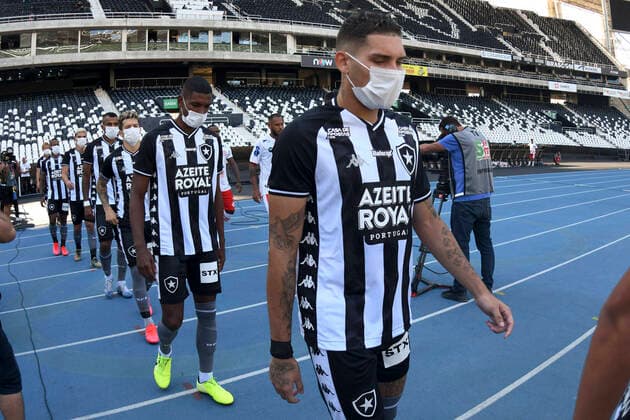 Bilder des Jahres 2020, Sport 03 März Sport Themen der Woche KW11 Botafogo x Bangu RIO DE JANEIRO, RJ - 15.03.2020: BOTAFOGO X BANGU - Players enter with a mask during Botafogo x Bangu held at Estádio Nilton Santos, for the 3rd round of the Rio de Janeiro Championship - Taça Rio, this Sunday afternoon (15th) with closed gates due to Covid-19, in Rio de Janeiro, RJ. (Photo: Celso Pupo Fotoarena) x1893132x  CelsoxPupo
