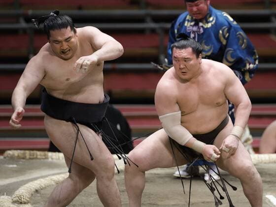Coronavirus, Sumo, Frühlingsturnier in Osaka vor leeren Rängen Sumo: Spring tournament without fans Grand champion Hakuho (R) defeats Ryuden on the ninth day of the Spring Grand Sumo Tournament at an empty Edion Arena Osaka on March 16, 2020. The tournament has been held behind closed doors due to the coronavirus outbreak. 