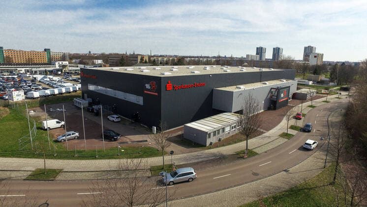 Sparkassen Eisdom - Spielstätte der Saale Bulls in der Eishockey Oberliga. Der Spielbetrieb ist wegen des Corona Virus eingestellt. Luftaufnahme , Drohnenaufnahme , DJI Inspire 1 Copyright: xVIADATAx xHolgerxJohnx Halle Saale Sachsen-Anhalt Deutschland