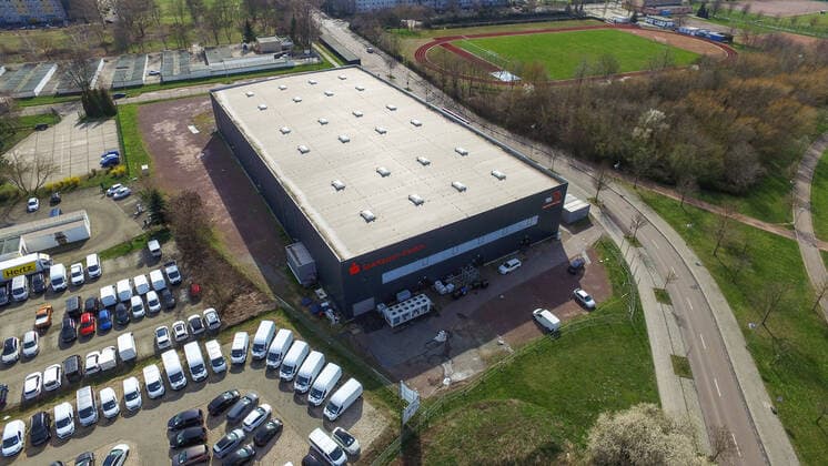 Sparkassen Eisdom - Spielstätte der Saale Bulls in der Eishockey Oberliga. Der Spielbetrieb ist wegen des Corona Virus eingestellt. Luftaufnahme , Drohnenaufnahme , DJI Inspire 1 Copyright: xVIADATAx xHolgerxJohnx Halle Saale Sachsen-Anhalt Deutschland