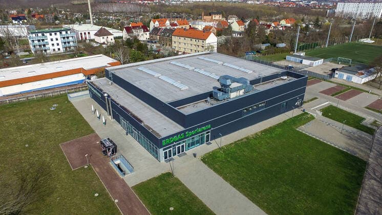 Erdgas Sportarena - Spielstätte der Wildcats und Gisa Lions in der Handball und Basketballbundesliga. Der Spielbetrieb ist wegen des Corona Virus eingestellt. Luftaufnahme , Drohnenaufnahme , DJI Inspire 1 Copyright: xVIADATAx xHolgerxJohnx Halle (Saale) Sachsen-Anhalt Deutschland