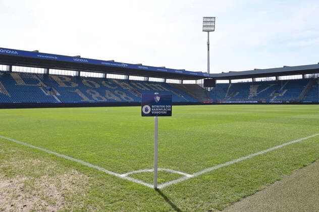 16.03.2020, Fussball GER, Saison 2019 2020, 2. Bundesliga, Trainingsgelaende VfL Bochum, , Spielfeld im Vonovia Ruhrstadion mit Hinweisschild Betreten der Rasenflaeche verboten. Bochum Nordrhein Westfalen Deutschland *** 16 03 2020, Football GER, Season 2019 2020, 2 Bundesliga, Training grounds VfL Bochum, , Field in Vonovia Ruhrstadion with signposting No treading on the turf Bochum Nordrhein Westfalen Germany Team2