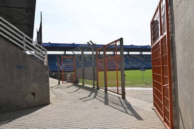 Fußball, Stadiongeschichte VfL Bochum 16.03.2020, Fussball GER, Saison 2019 2020, 2. Bundesliga, Trainingsgelaende VfL Bochum, , Osttribuene im Vonovia Ruhrstadion und Spielfeld Bochum Nordrhein Westfalen Deutschland *** 16 03 2020, Football GER, Season 2019 2020, 2 Bundesliga, Training grounds VfL Bochum, , Eastern stands at Vonovia Ruhrstadion and field Bochum North Rhine-Westphalia Germany Team2
