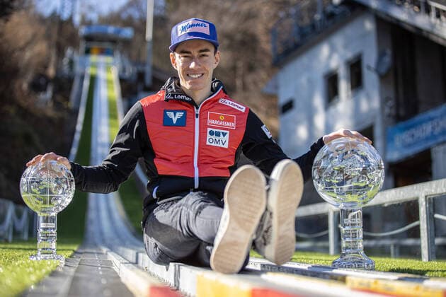 Bilder des Jahres 2020, Sport 03 März Sport Bilder des Tages Skispringen, Welcupgesamtsieger Stefan Kraft - Fotoshooting Ski jumping, Skispringen, Ski, nordisch - FIS World Cup, overall World Cup photo shooting BISCHOFSHOFEN,AUSTRIA,16.MAR.20 - NORDIC SKIING, SKI JUMPING - FIS World Cup, overall World Cup photo shooting. Image shows Stefan Kraft (AUT). Keywords: trophy, crystal globe. GEPAxpictures xHaraldxSteiner