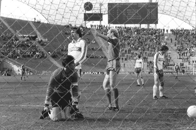 FC Bayern Muenchen - SV Werder Bremen 7:0 12.03.1980. Enttaeuschte Bremer n.d. 6:0 durch Dieter Hoeness (FCB mitte). V.l: Torwart Dieter Burdenski, Uwe Reinders und Benno Möhlmann.