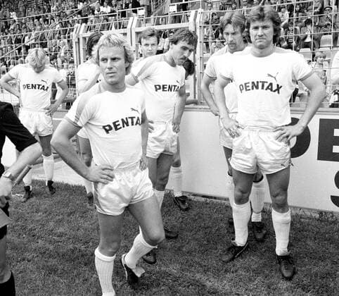 VFL Bochum - SV Werder Bremen 5:2 31.05.1980 Lange Gesichter beim Absteiger Werder Vorne v.l.: Juergen Roeber, Jonny Otten, Uwe Reinders und Moehlmann