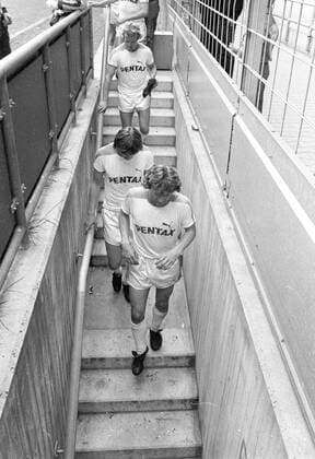 VFL Bochum - SV Werder Bremen 5:2 31.05.1980 Lange Gesichter beim Absteiger Werder von vorne : Benno Moehlmann, Uwe Reinders und Juergen Roeber gehen die Treppe runter.