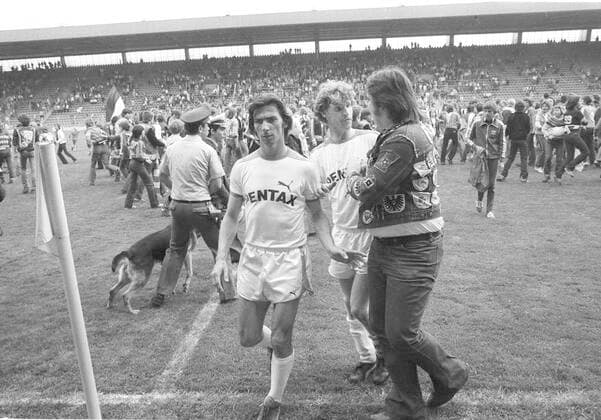 VFL Bochum - SV Werder Bremen 5:2 31.05.1980 Franz Hiller (li.) und Hans-Jürgen Offermanns (mit Fan), beide Werder Bremen, nach dem Schlußpfiff auf dem Weg in die Kabine.