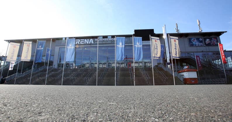 16.03.2020 - Sportstätte in Zeiten des Coronavirus Corona-Virus Corona Virus - DaMa - Symbolbild Symbolfoto Feature Impression - Arena Nürnberger Versicherung - Aussenansicht - Leerer Zugang - Leere Zugangstreppe - in Zeiten des Corona Virus Coronavirus