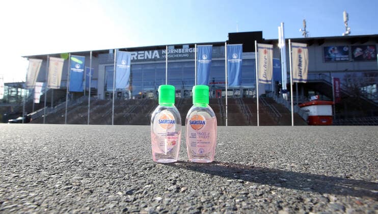 16.03.2020 - Sportstätte in Zeiten des Coronavirus Corona-Virus Corona Virus - DaMa - Symbolbild Symbolfoto Feature Impression - Arena Nürnberger Versicherung - Aussenansicht - Leerer Zugang - Leere Zugangstreppe - in Zeiten des Corona Virus Coronavirus - Desinfektions-Handgel Desinfektionsmittel im Vordergrund
