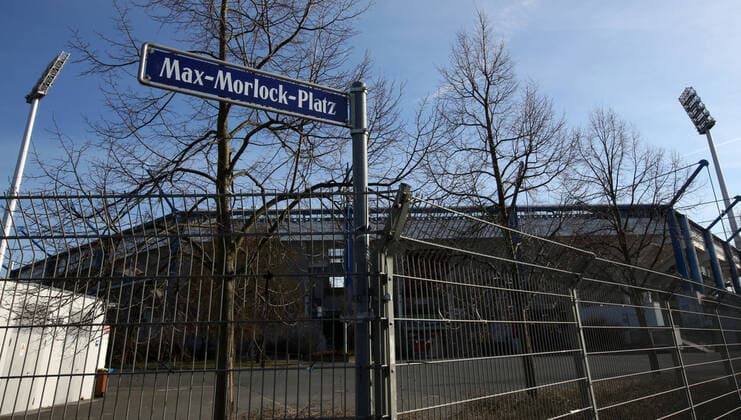 16.03.2020 - Sportstätte in Zeiten des Coronavirus Corona-Virus Corona Virus - DaMa - Symbolbild Symbolfoto Feature Impression - Max-Morlock-Stadion Nürnberg - Aussenansicht - Max-Morlock-Platz - in Zeiten des Corona Virus Coronavirus