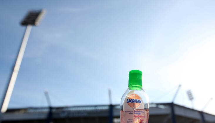 Sport Bilder des Tages 16.03.2020 - Sportstätte in Zeiten des Coronavirus Corona-Virus Corona Virus - DaMa - Symbolbild Symbolfoto Feature Impression - Max-Morlock-Stadion Nürnberg - Aussenansicht - Stadion-Aussenansicht - in Zeiten des Corona Virus Coronavirus - Desinfektions-Handgel Desinfektionsmittel im Vordergrund