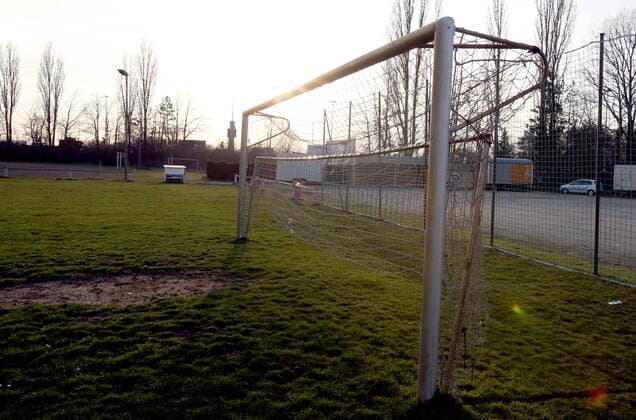 16.03.2020 - Sportstätte in Zeiten des Coronavirus Corona-Virus Corona Virus - DaMa - Symbolbild Symbolfoto Feature Impression - Amateure Amateurfußball - Fußballplatz - hochgeklapptes Fußballtor Tor - in Zeiten des Corona Virus Coronavirus