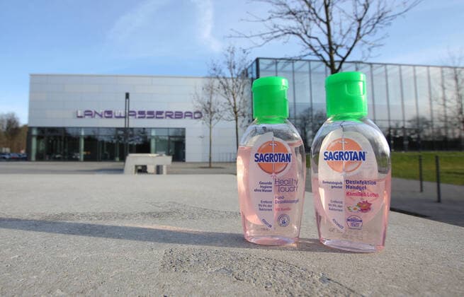 16.03.2020 - Sportstätte in Zeiten des Coronavirus Corona-Virus Corona Virus - DaMa - Symbolbild Symbolfoto Feature Impression - Langwasserbad Schwimmbad Hallenbad Bad - Aussenansicht - geschlossener Eingang - in Zeiten des Corona Virus Coronavirus - Desinfektions-Handgel Desinfektionsmittel im Vordergrund