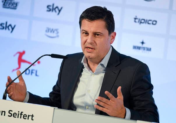ACHTUNG: POOLFOTO dpa Pool Arne Dedert Christian SEIFERT (GER), Geschaeftsfuehrer (Geschäftsführer) der DFL GmbH und Sprecher des Praesidiums (Präsidiums) des DFL e.V., spricht im Anschluss an die Mitgliederversammlung der Deutschen Fußball Liga (DFL) auf einer Pressekonferenz. Die 36 Profi-Clubs entschieden angesichts der Coronavirus-Krise, die Bundesliga und 2. Liga bis mindestens zum 2. April auszusetzen. DFL, Pressekonferenz nach Mitgliederversammlung zum Thema Coronavirus-Krise am 16.03.2020 in Frankfurt am Main; POOLFOTO! *** Christian SEIFERT GER , Managing Director of DFL GmbH and speaker of the presidium of the DFL Presidium, speaks at a press conference after the general meeting of the German Football League DFL The 36 professional clubs decided in view of the coronavirus crisis to suspend the Bundesliga and 2 League until at least 2 April DFL, press conference after general meeting on the topic of coronavirus crisis on 16 03 2020 in Frankfurt am Main POOLFOTO