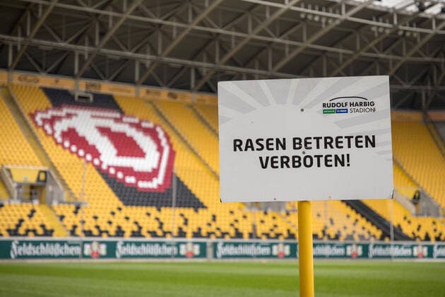 Blick ins leere Rudolf-Harbig-Stadion mit dem Hinweisschild: Rasen betreten verboten! 17.03.2020, Dresden, Fussball, GER, 2. Bundesliga, 2. BL, Saison 2019 2020, Rudolf-Harbig-Stadion, SG Dynamo Dresden
