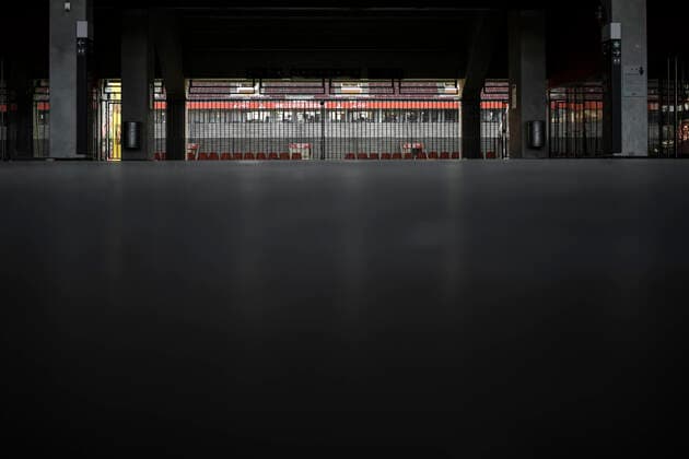 Köln, Stadtpark, 18.03.2020: RheinEnergieStadion Fussballstätte des 1.FC Köln leuchtet leer auf und bleibt vorerst eine Weile geschlossen.