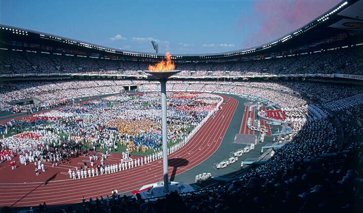 das Olympische Feuer brennt und leuchtet bei der Sommerolympiade Seoul 88 *** the Olympic flame burns and glows at the Seoul Summer Olympics 88