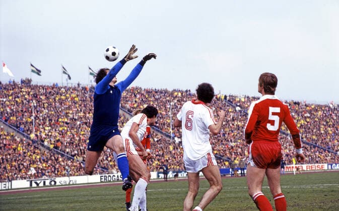DFB-Pokal Finale 1978 1. FC Köln - Fortuna Düsseldorf Deutschland, Gelsenkirchen, 15.04.1978, Fussball, DFB-Pokal, Saison 1977 1978, Finale in Gelsenkirchen, 1. FC Köln - Fortuna Düsseldorf (2:0): v.l. Jörg Daniel (Fortuna Düsseldorf), Gerd Strack, Bernd Cullmann (beide 1. FC Köln). *** DFB Pokal Final 1978 1 FC Köln Fortuna Düsseldorf Deutschland, Gelsenkirchen, 15 04 1978, Football, DFB Pokal, Season 1977 1978, Final in Gelsenkirchen, 1 FC Köln Fortuna Düsseldorf 2 0 v l Jörg Daniel Fortuna Düsseldorf , Gerd Strack, Bernd Cullmann both 1 FC Köln