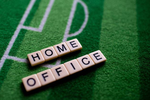 Das Coronavirus (Covid-19) verursacht Veranstaltungsabsagen von beispielsweise Fußballspielen der Bundesligaprofiligen auf unbestimmte Zeit und viele Auswirkungen, im Bild: Das Wort Home Office auf einem Fußballteppich. Deutschland