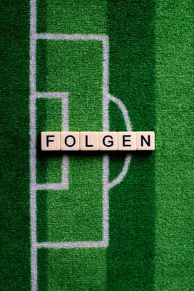 Das Coronavirus (Covid-19) verursacht Veranstaltungsabsagen von beispielsweise Fußballspielen der Bundesligaprofiligen auf unbestimmte Zeit und viele Auswirkungen, im Bild: Das Wort Folgen auf einem Fußballteppich. Deutschland