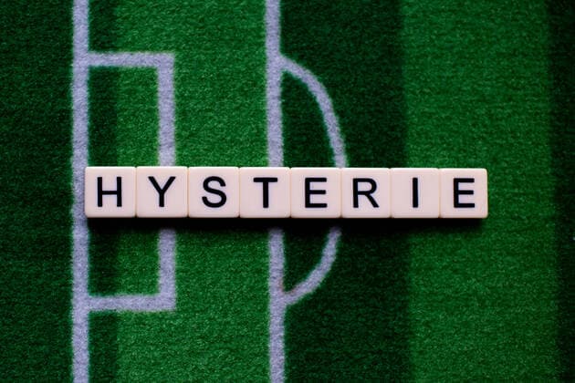 Das Coronavirus (Covid-19) verursacht Veranstaltungsabsagen von beispielsweise Fußballspielen der Bundesligaprofiligen auf unbestimmte Zeit und viele Auswirkungen, im Bild: Das Wort Hysterie auf einem Fußballteppich. Deutschland
