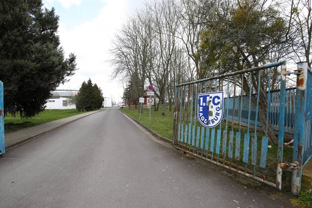 Fußball, Stadiongeschichte 1. FC Magdeburg Auf dem Trainingsgelände an der MDCC Arena in Magdeburg sind die Plätze leer, die Spieler Trainieren individuell zu Hause, bis 30.04.2019 ruht der Spielbetrieb in der dritten Liga wegen des Coronavirus, auch das Nachwuchsleistungszentrum wurde wegen des Virus geschlossen, hier sieht man den Weg mit einem Logo vom 1. FC Magdeburg an der Einfahrt zur Arena - Fußball,Mann,Männer,Deutschland,19.03.2020