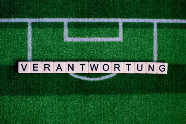 Das Coronavirus (Covid-19) verursacht Veranstaltungsabsagen von beispielsweise Fußballspielen der Bundesligaprofiligen auf unbestimmte Zeit und viele Auswirkungen, im Bild: Das Wort Verantwortung auf einem Fußballteppich. Deutschland