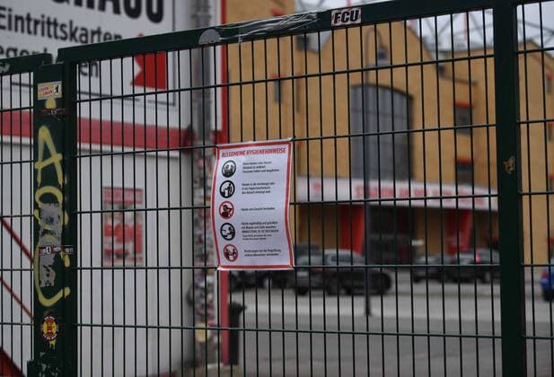 Fussball, Herren, Saison 2019 2020, 1. Bundesliga, 1. FC Union Berlin in der Phase der Coronavirus-Spielpause, verschlossenes Tor zum Stadion An der Alten Försterei mit Hinweisen zur Hygiene, 20.03. 2020, Copyright: xMatthiasxKochx