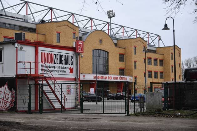 Fussball, Herren, Saison 2019 2020, 1. Bundesliga, 1. FC Union Berlin in der Phase der Coronavirus-Spielpause, verschlossenes Tor zum Stadion An der Alten Försterei mit Hinweisen zur Hygiene, 20.03. 2020, Copyright: xMatthiasxKochx