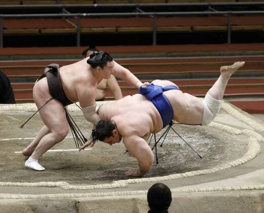 Bilder des Jahres 2020, Sport 03 März Sport Bilder des Tages Spring Grand Sumo Tournament Grand champion Hakuho (L) defeats Aoiyama on the 14th day of the Spring Grand Sumo Tournament at an empty Edion Arena Osaka on March 21, 2020. The tournament has been held behind closed doors due to the coronavirus outbreak. 