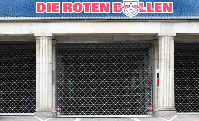 Red Bull Arena Leipzig, 21.03.2020, Ansicht der Red Bull Arena, Heimstatt des Fußball-Bundesligisten RasenBallsport Leipzig RB Leipzig. , Im Bild: Schriftzug DIE ROTEN BULLEN über den geschlossenen Tor der Stadioneinfahrt. ,