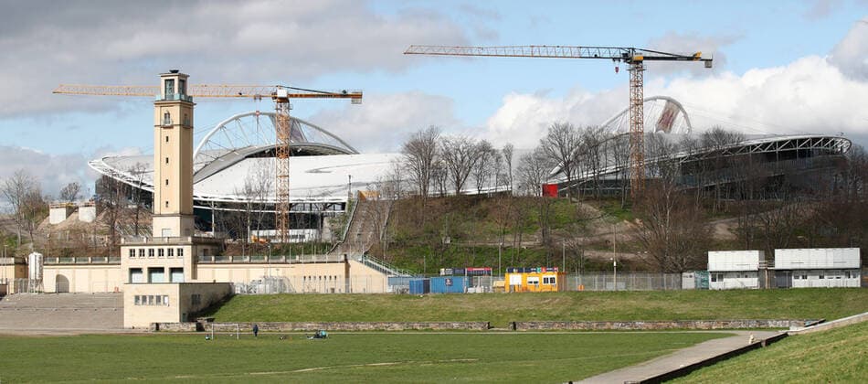 Red Bull Arena Leipzig, 21.03.2020, Ansicht der Red Bull Arena, Heimstatt des Fußball-Bundesligisten RasenBallsport Leipzig RB Leipzig. , Im Bild: Außenansicht der Red Bull Arena mit Glockenturm und Baukränen. ,