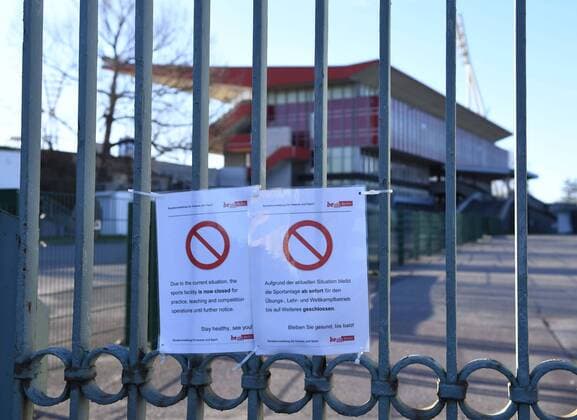 Berlin in der Phase der Coronavirus-Krise, im Bild: der Jahn-Sportpark ist wegen der Corona-Pandemie gesperrt, das Tor ist verschlossen, 21.03. 2020, Copyright: xMatthiasxKochx