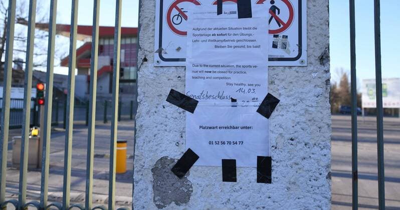 Berlin in der Phase der Coronavirus-Krise, im Bild: der Jahn-Sportpark ist wegen der Corona-Pandemie gesperrt, das Tor ist verschlossen, 21.03. 2020, Copyright: xMatthiasxKochx
