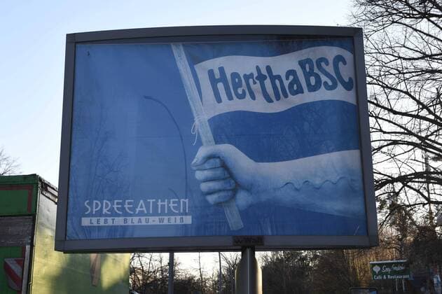 Berlin in der Phase der Coronavirus-Krise, im Bild: Hinweistafel im Wedding, Hertha BSC startete vor dem abgesagten Derby gegen den 1. FC Union Berlin die Kampagne Spreeathen lebt blau-weiß, die Kampagne wurde trotzdem durchgezogen, 21.03. 2020, Copyright: xMatthiasxKochx