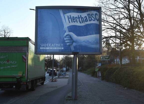 Berlin in der Phase der Coronavirus-Krise, im Bild: Hinweistafel im Wedding, Hertha BSC startete vor dem abgesagten Derby gegen den 1. FC Union Berlin die Kampagne Spreeathen lebt blau-weiß, die Kampagne wurde trotzdem durchgezogen, 21.03. 2020, Copyright: xMatthiasxKochx