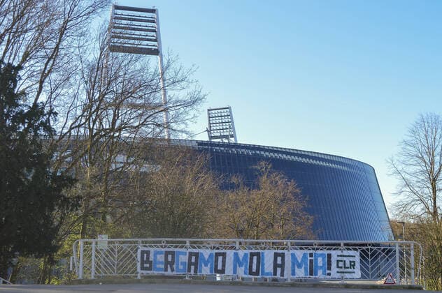 Bilder des Jahres 2020, Sport 03 März Sport Bilder des Tages SARS-CoV-2 Covid-19). Weser Stadion 22.03.2020, Osterdeich, Bremen, SARS-CoV-2 Covid-19). Weser Stadion, im Bild Thema Corona Feature rund um das Weserstadion - Stadionbereich - Uebersicht, Solarzellen, Banner, Weserstadion mit Schriftzug an der Brücke Bergamo mola mia! ( deutsch: Bergamo gib nicht auf! ) *** SARS CoV 2 Covid 19 Weser Stadium 22 03 2020, Osterdeich, Bremen, SARS CoV 2 Covid 19 Weser Stadium, in the picture Theme Corona Feature around the Weser Stadium Stadium Stadium area Overview, solar cells, banners, Weser Stadium with lettering on the bridge Bergamo mola mia german Bergamo dont give up nordphotoxHollmann nph00001