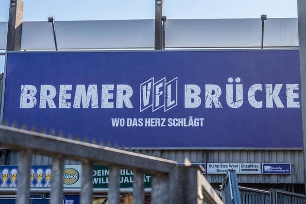 Fußball, Stadiongeschichte VfL Osnabrück Rund um das Stadion an der Bremer Brücke 22.03.2020, Stadion an der Bremer Brücke, Osnabrück, Rund um das Stadion an der Bremer Brücke im Bild Schild Bremer Brücke vor der Westkurve. Feature Symbol Symbolfoto charakteristisch Detail