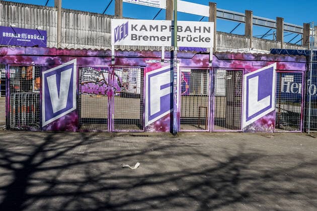 Fußball, Stadiongeschichte VfL Osnabrück Rund um das Stadion an der Bremer Brücke 22.03.2020, Stadion an der Bremer Brücke, Osnabrück, Rund um das Stadion an der Bremer Brücke im Bild Eingang vor der Ostkurve. Feature Symbol Symbolfoto charakteristisch Detail