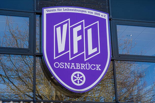 Fußball, Stadiongeschichte VfL Osnabrück Rund um das Stadion an der Bremer Brücke 22.03.2020, Stadion an der Bremer Brücke, Osnabrück, Rund um das Stadion an der Bremer Brücke im Bild VfL Osnabrück Logo vor der Nordtribüne. Feature Symbol Symbolfoto charakteristisch Detail