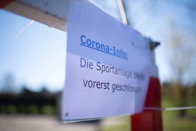 Das Coronavirus (Covid-19) verursacht Veranstaltungsabsagen von beispielsweise Fußballspielen im Profi- und Amateursport auf unbestimmte Zeit mit vielen Auswirkungen, im Bild: Ein Informationszettel Corona Info für eine gesperrte Sportanlage. Deutschland