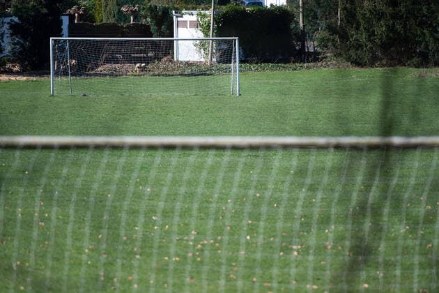 Das Coronavirus (Covid-19) verursacht Veranstaltungsabsagen von beispielsweise Fußballspielen im Profi- und Amateursport auf unbestimmte Zeit mit vielen Auswirkungen, im Bild: Ein gesperrter und leerer Sportplatz mit Fußballtoren. Deutschland