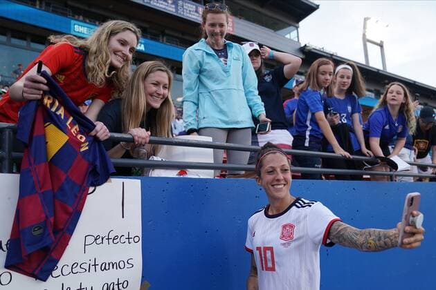 FRISCO. USA. MAR 11: Jennifer Hermoso of Spain taking selfies with fans during the 2020 SheBelieves Cup Women s International Friendly, Länderspiel, Nationalmannschaft football match between England Women vs Spain Women at Toyota Stadium in Frisco, Texas, USA.