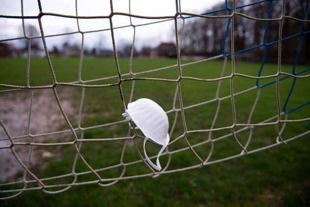 Das Coronavirus (Covid-19) verursacht Veranstaltungsabsagen von beispielsweise Fußballspielen im Profi- und Amateursport auf unbestimmte Zeit mit vielen Auswirkungen, im Bild: Ein Mundschutz im Tornetz, Deutschland
