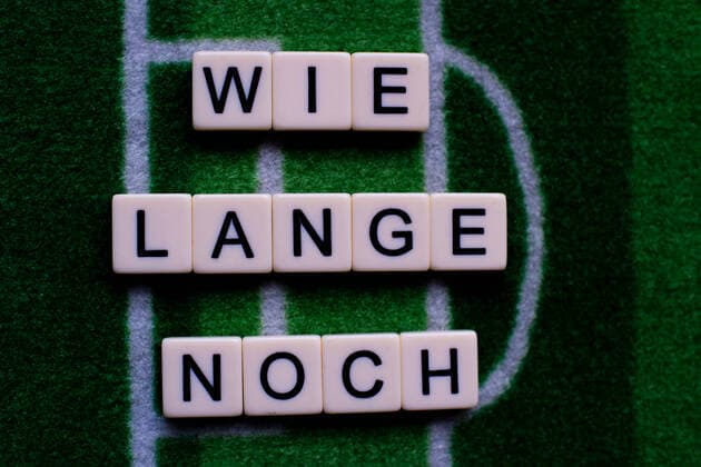 Das Coronavirus (Covid-19) verursacht Veranstaltungsabsagen von beispielsweise Fußballspielen der Bundesligaprofiligen auf unbestimmte Zeit und viele Auswirkungen, im Bild: Die Frage Wie lange noch auf einem Fußballteppich. Deutschland